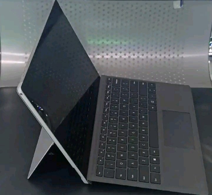 SURFACE PRO 4 LAPTOP CORE i5 8gb RAM 256 SSD TOUCHSCREEN, BACKLIT KEYBORD.